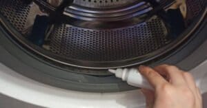 Заприказвахме се по телефона със свекърва ми, че пералнята ми мирише неприятно и на другия ден тя се появи с шишнце от аптеката