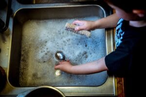 washing dishes 1112077 1920
