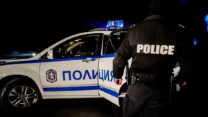 Извънредно: В София почерня от полиция 14 Лека кола се блъсна в патрулка на бул. „Ботевградско шосе“ в София. Виновникът избягал, а мястото бързо се напълнило с полиция.