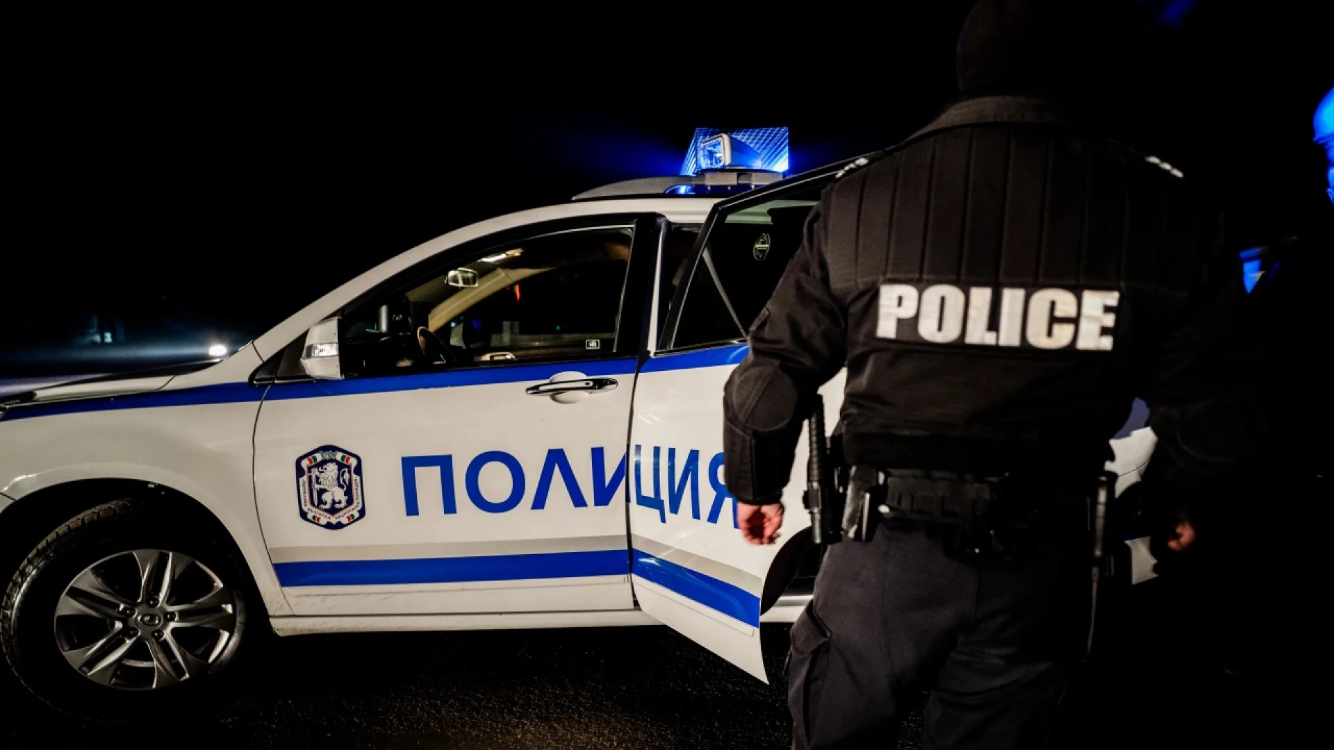 Извънредно: В София почерня от полиция 3 Лека кола се блъсна в патрулка на бул. „Ботевградско шосе“ в София. Виновникът избягал, а мястото бързо се напълнило с полиция.
