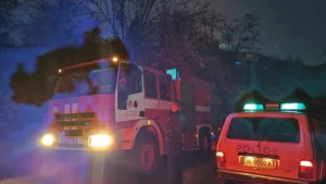 Катастрофа край Иганово отне живота на двама младежи, които изгоряха в кола след удар. Трима пострадали са изведени, а огънят е потушен.