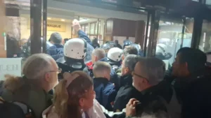 Протести в Нови Сад след трагедията с 15 жертви на жп гарата. Депутати и полицаи влязоха в сблъсък, а протестиращите искат отговорност и справедливост.
