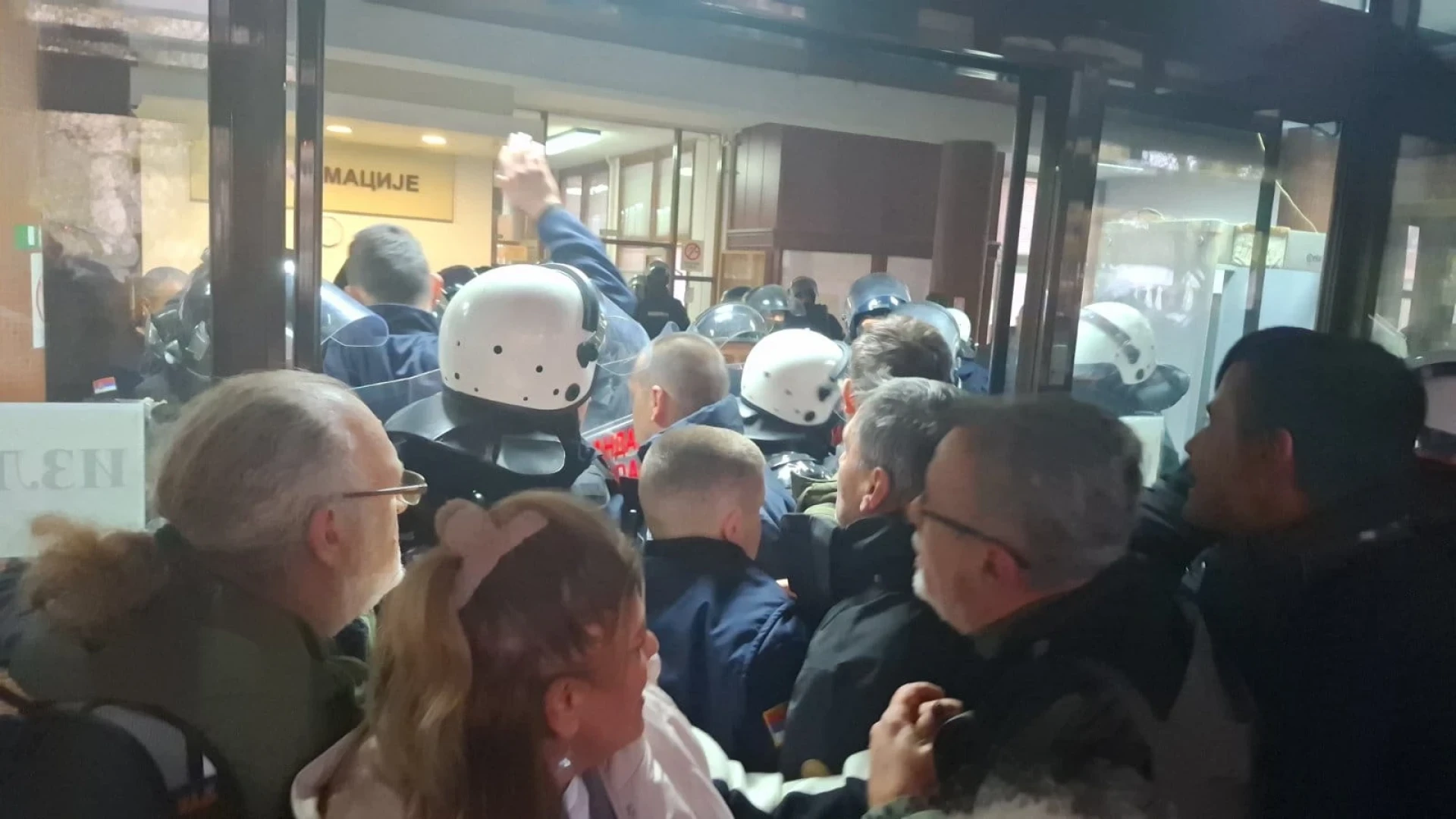 Протести в Нови Сад след трагедията с 15 жертви на жп гарата. Депутати и полицаи влязоха в сблъсък, а протестиращите искат отговорност и справедливост.