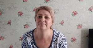 Дъщерята забелязва, че майка ѝ се прибира късно. Но тя нямала представа какво се случва в действителност 32 Олга Захаровна намира нова любов след загубата на съпруга си и на 60-годишна възраст се готви за сватба. Доказателство, че щастието няма възраст. Научете повече в статията.