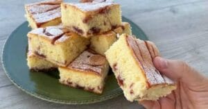 Копринен италиански сладкиш – лесен и вкусен десерт с 3 яйца, кисело мляко и сладко. Перфектен за всеки повод, готов само за 30 минути!