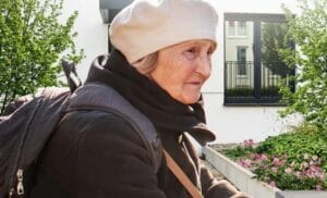 Внучка изгонва баба от апартамента ѝ, но след драматичен обрат научава ценен урок за семейството, доверието и последствията от грешките.
