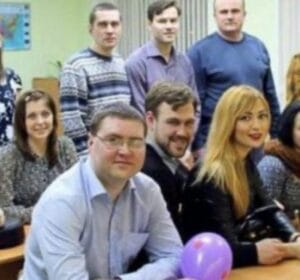 На среща на випуска Павел, някога подценяван от учителката си, изненада всички като успешен директор на строителна компания. Истински урок по живот!