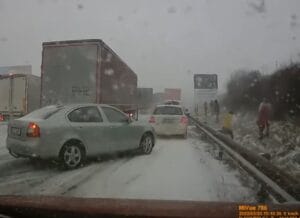 Видите ли нещо подобно на магистралата, ИЗЛЕЗТЕ от колата при първа възможност и минете ЗАД МАНТИНЕЛАТА 10 Зимната обстановка носи рискове по магистралите. Вижте как да реагирате правилно при верижна катастрофа и да запазите живота си безопасно!