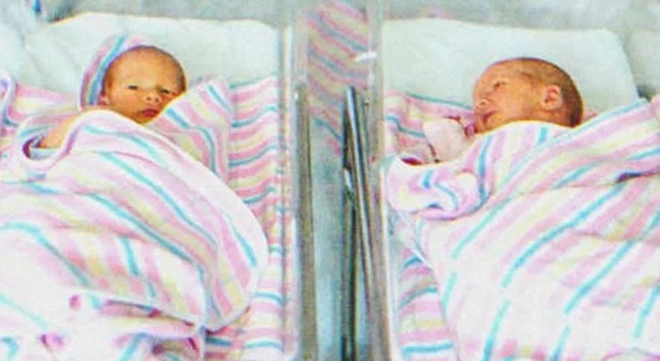Бедна жена изоставя новородените си близнаци, но 15 години по-късно забогатява и решава да ги намери 3 468670747 122155641002271488 6058680150189750879 n