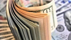 Магазин в Любек въведе такса от 1 евро за разглеждане без покупка, за да ограничи кражбите. Мярката доведе до ръст в продажбите и намаление на кражбите.