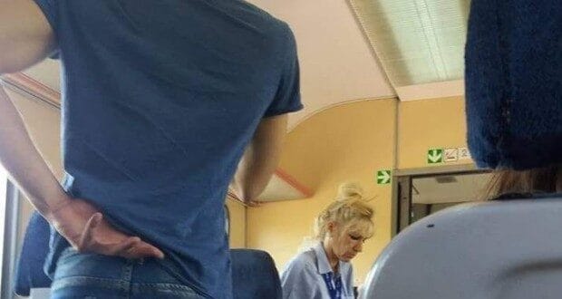 Млад мъж плати билет на възрастна жена във влак, след като кондукторката я принуди да слезе. Постъпката му трогна стотици в социалните мрежи.