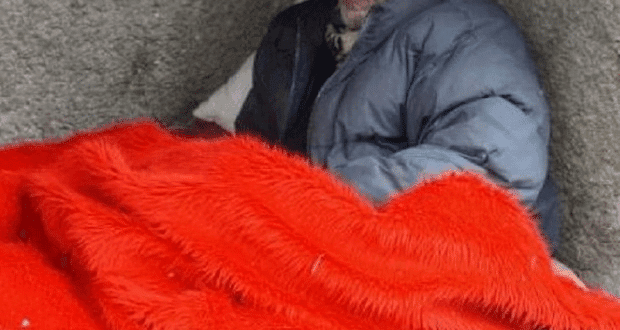 Михаил разказва за живота си от бонвиван до самотен старец. Изборите му го отдалечават от семейството, но оставят важен урок за бъдещето.