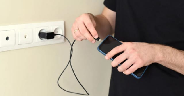 Научете как да удължите живота на батерията на смартфона си, като избягвате грешки като зареждане през нощта и използване на телефона по време на зареждане. Прочетете повече в статията.