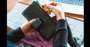 Сложете пръчка канела и чек с желаната сума в портфейла си, за да привлечете богатство. Подредете парите си правилно за оптимална енергия.